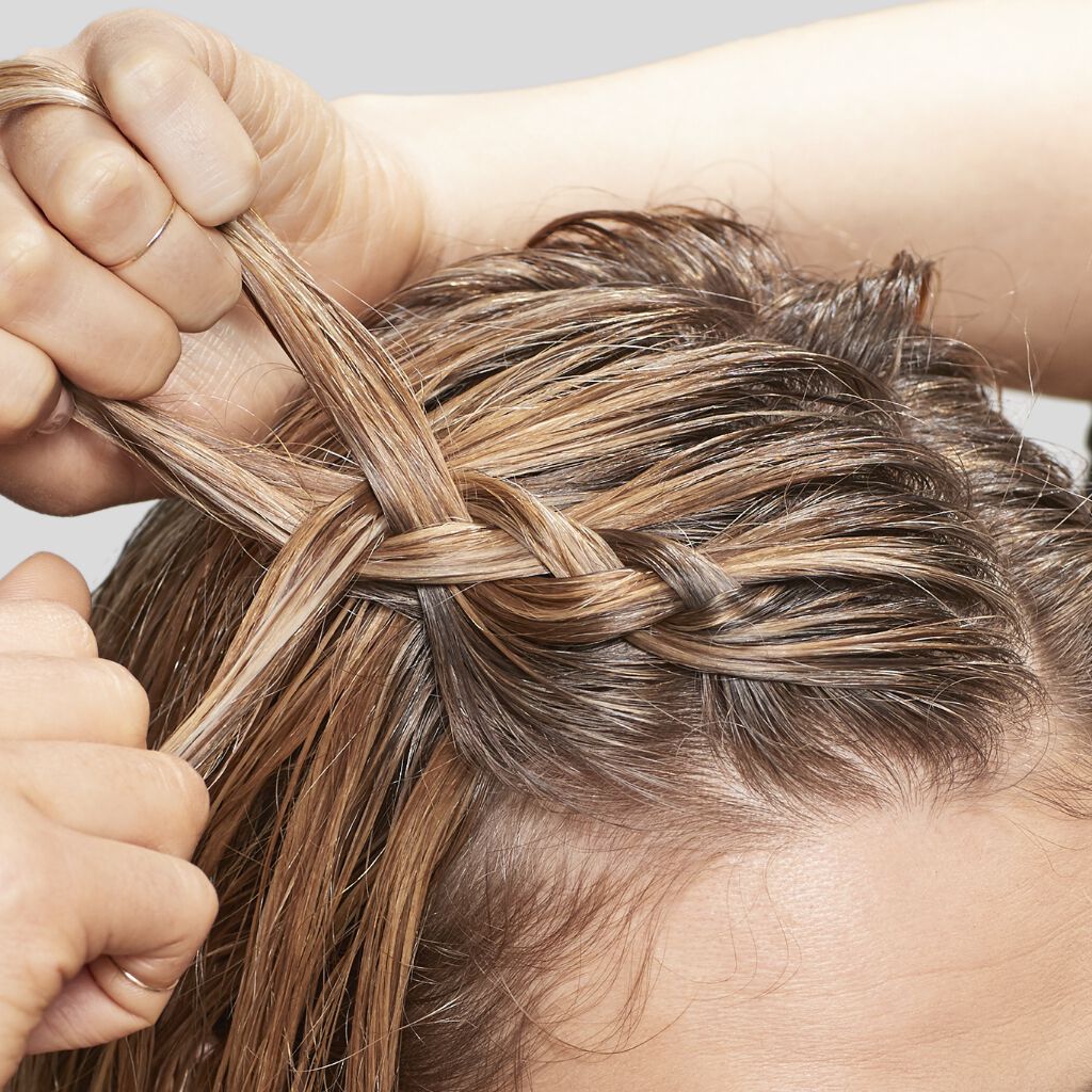 8 Perfect Hairstyles for Frizzy Hair